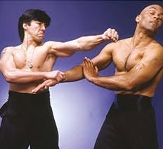 Randy Williams „Seef“ Seminar 2027 Sifu Randy "the Seef" Williams kommt nach Duisburg! Markiert euch den 27. & 28.02.2027 rot im Kalender! Uns erwartet ein hochkarätiges Seminar-Wochenende voller Wing Chun & effektiver Selbstverteidigung.Die Fakten auf einen Blick: Head Instructor: Randy Williams Assistiert von: Mario Lopez Location: CRCA-Lopez, Atroper Str. 56, Duisburg Uhrzeit: Täglich 11:00 – 17:00 Uhr. Ob Einsteiger oder Fortgeschrittener – dieses Seminar ist offen für alle, die ihr Level aufs nächste Stufe heben wollen. Weitere Details & Infos zur Anmeldung folgen bald. Bleibt dran! Folge CRCA-Lopez, um nichts zu verpassen! Link auf Facbook #WingChun #SelfDefense #KungFu #RandyWilliams #CRCA #Duisburg #Kampfsport #Training #Seminar2027 #MartialArtsLife